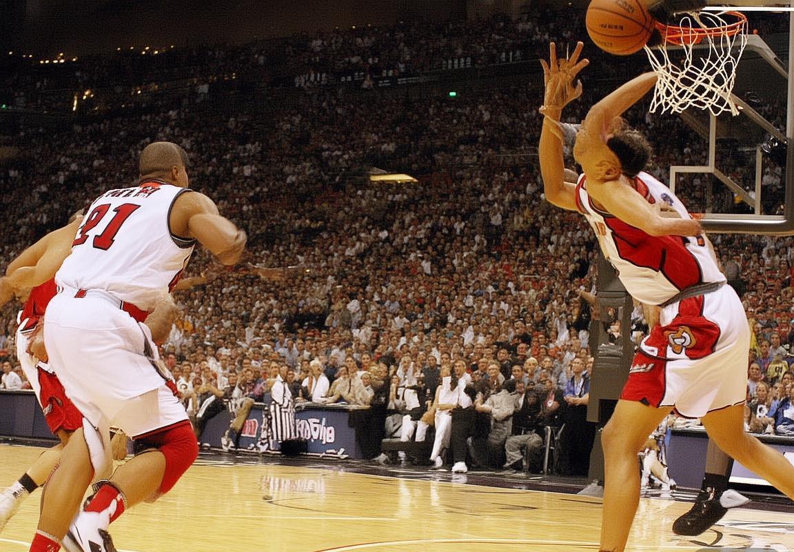 2004年NBA马刺猛龙巅峰对决：邓肯卡特经典之战(图2)