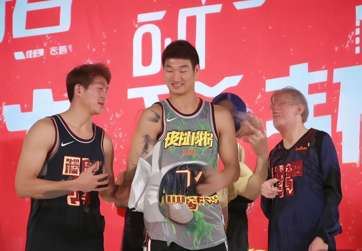 2018NBA季后赛：雄鹿骑士巅峰对决，阿德托昆博与詹姆斯火花碰撞(图4)